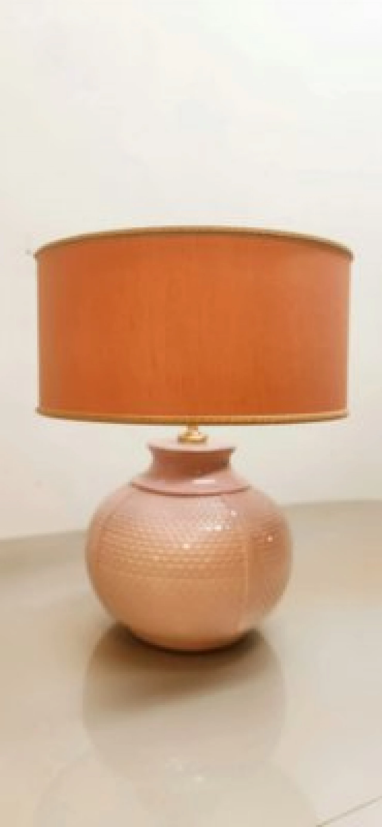 Lampada da tavolo in ceramica rosa con paralume in tessuto, anni '70 2