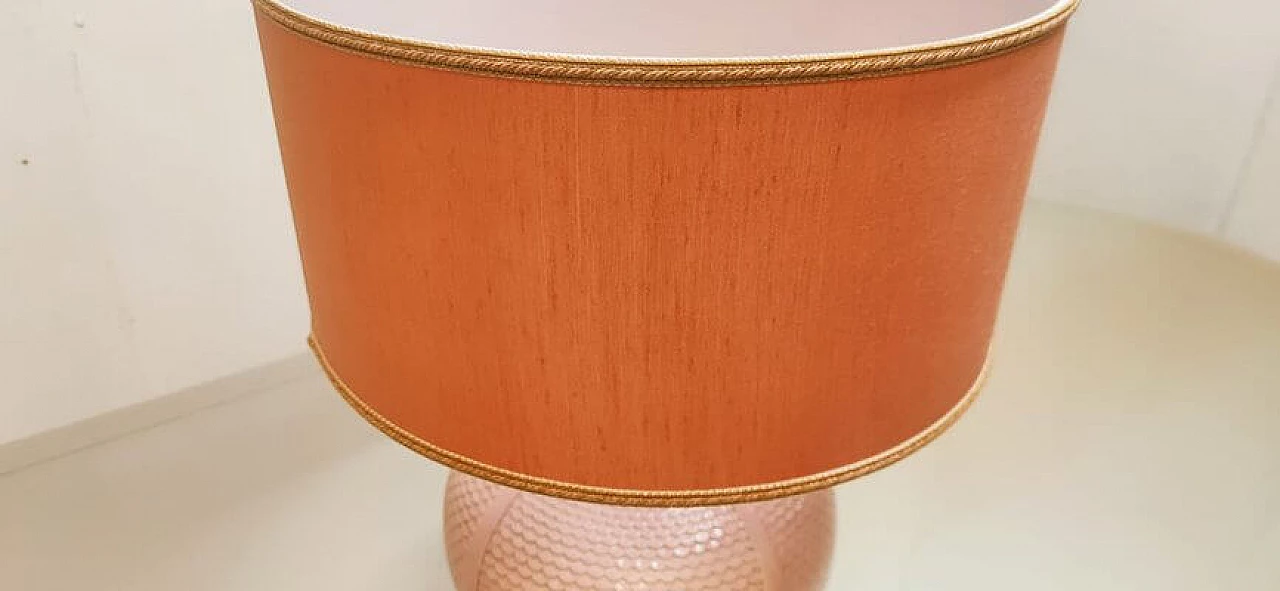 Lampada da tavolo in ceramica rosa con paralume in tessuto, anni '70 3