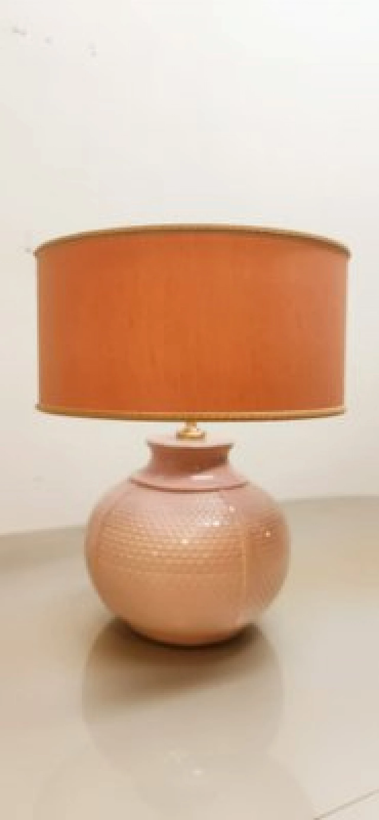Lampada da tavolo in ceramica rosa con paralume in tessuto, anni '70 7