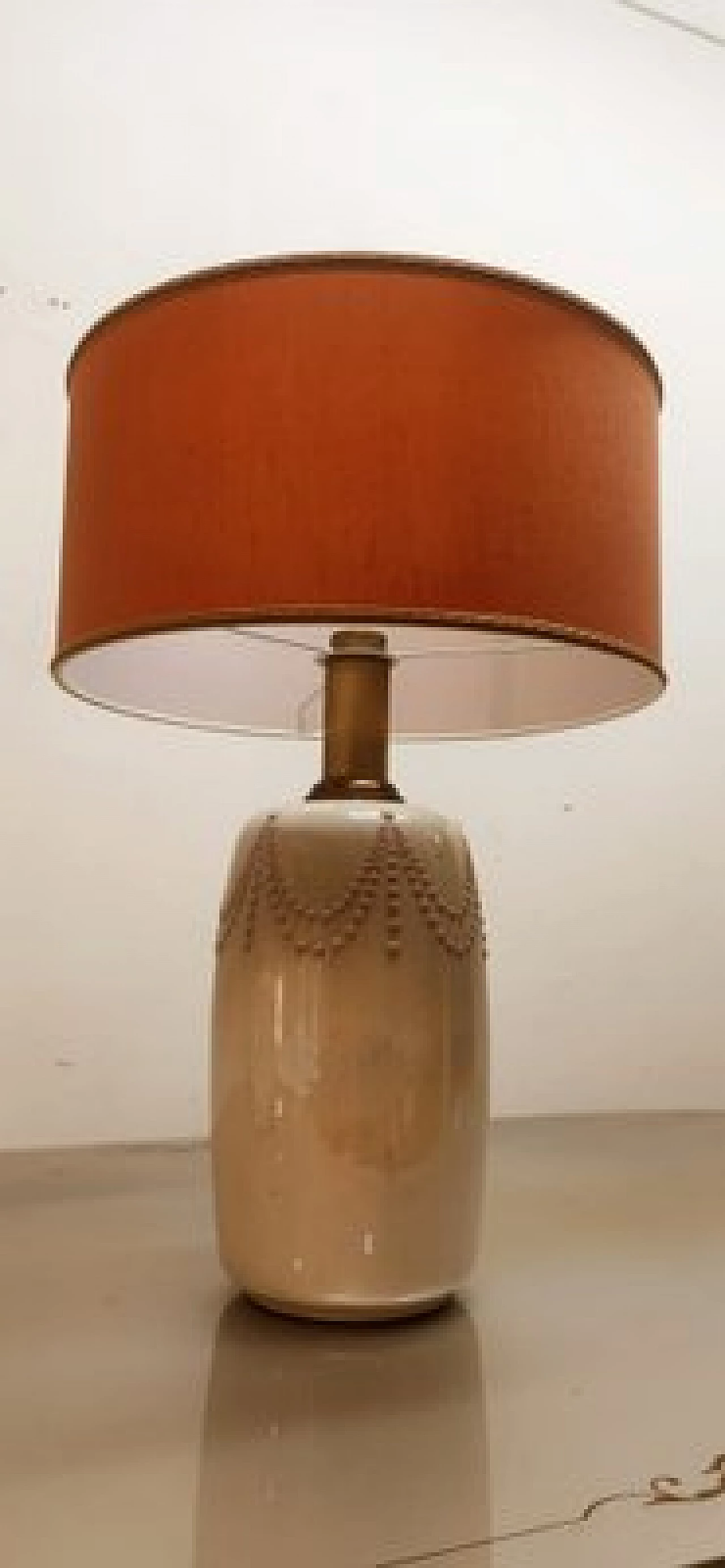 Lampada da tavolo in ceramica bianca con paralume in tessuto, anni '70 3