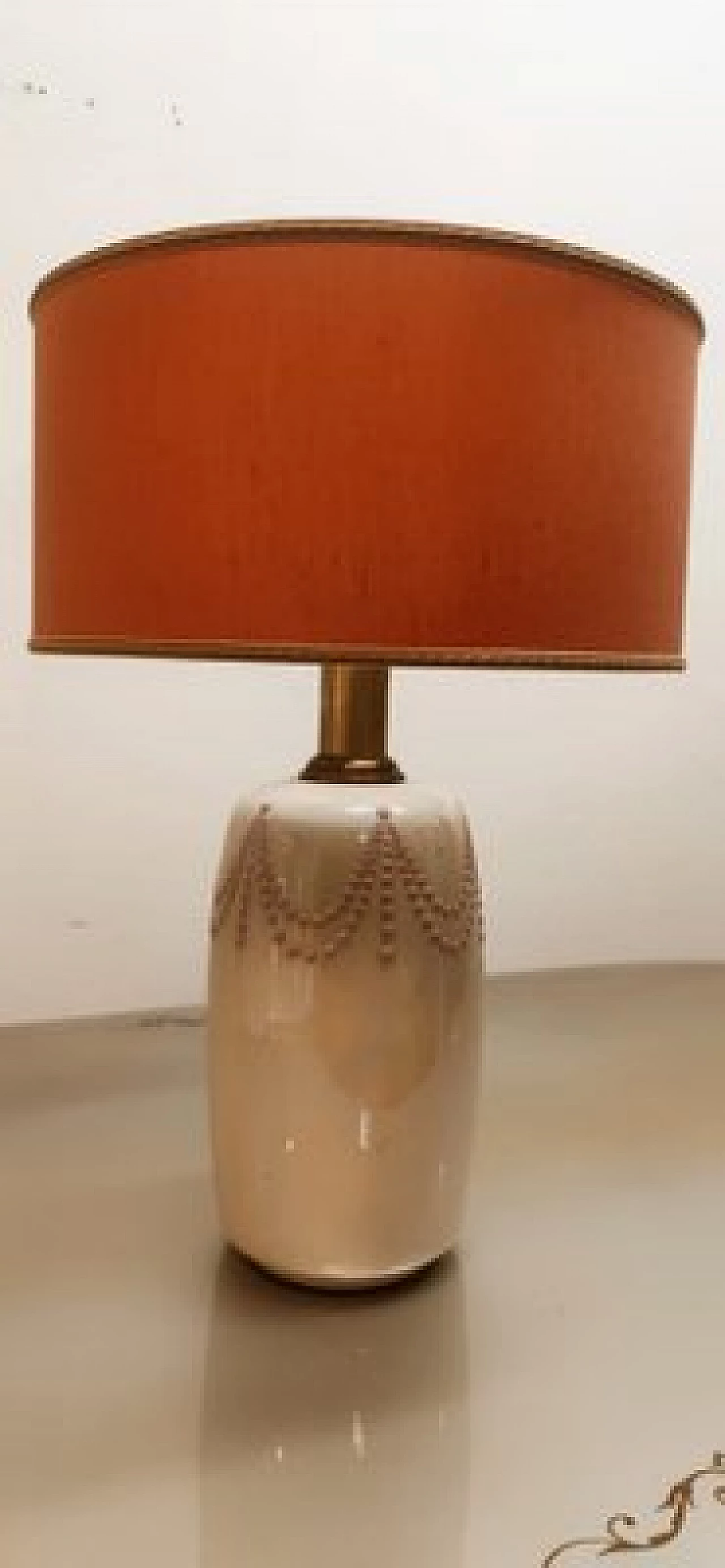 Lampada da tavolo in ceramica bianca con paralume in tessuto, anni '70 5