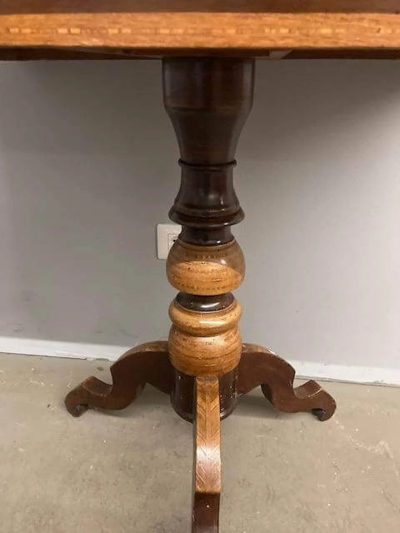 Walnut Rolo table with maple and dark walnut inlays, 19th century 10