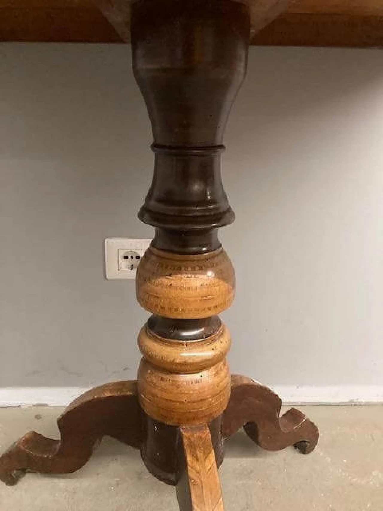 Walnut Rolo table with maple and dark walnut inlays, 19th century 11