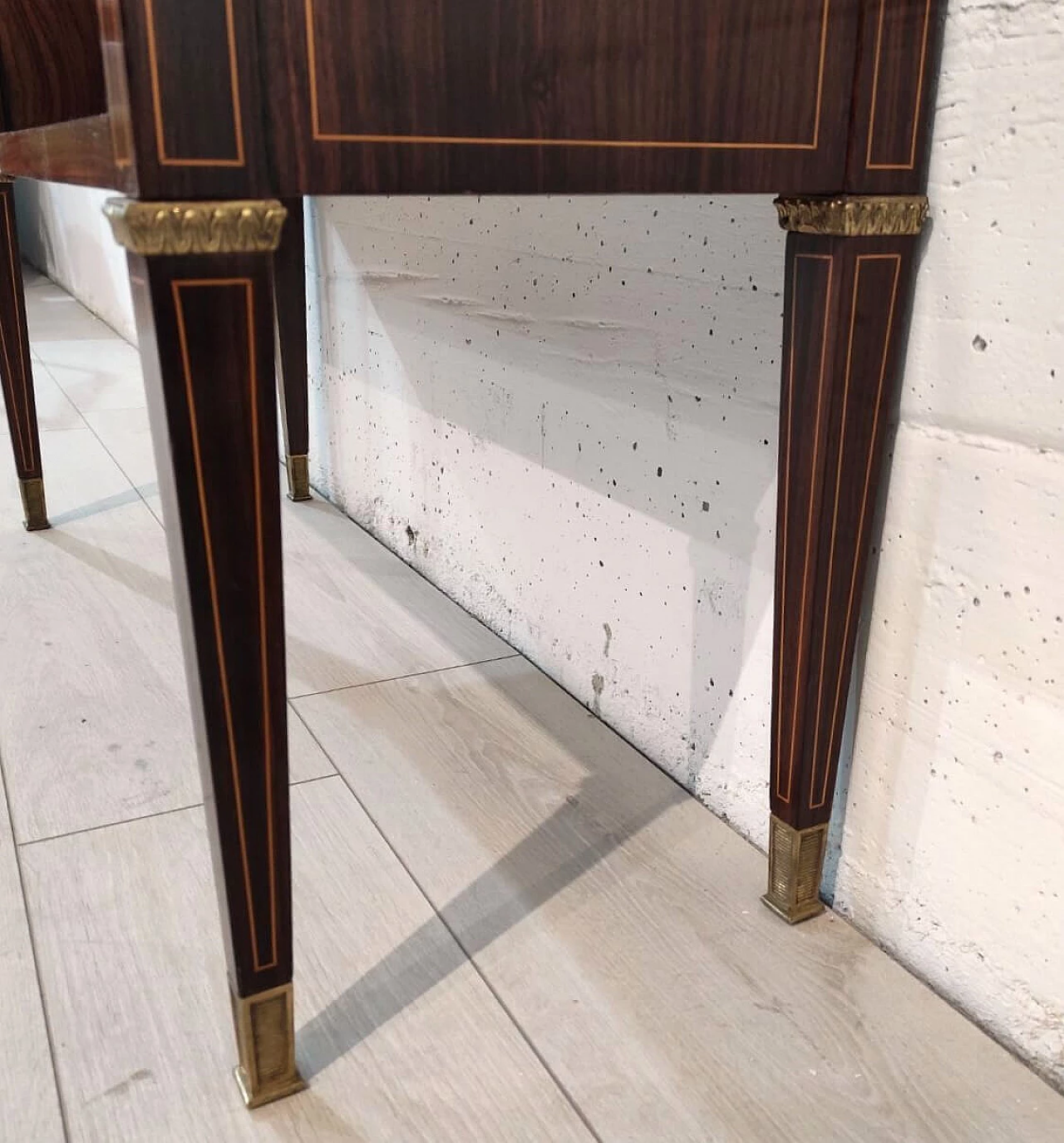 Libreria da giorno con elementi in ottone e intarsi in legno chiaro, anni '50 6