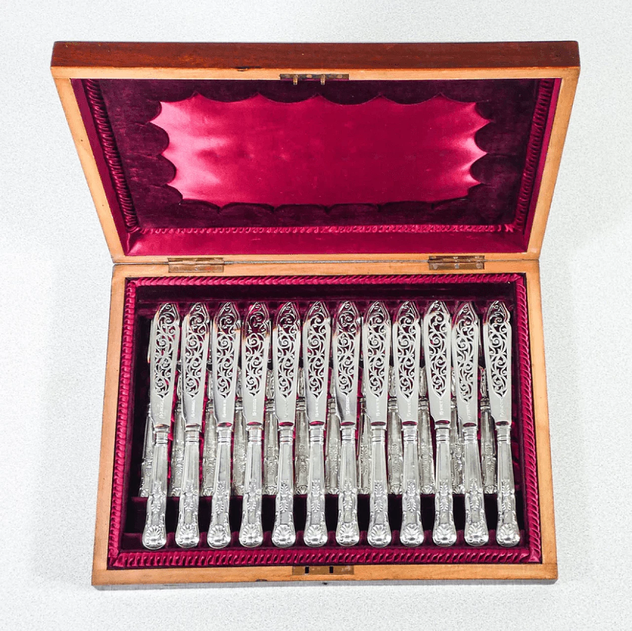 24 Silverplate fish cutlery with wooden case, 19th century 9