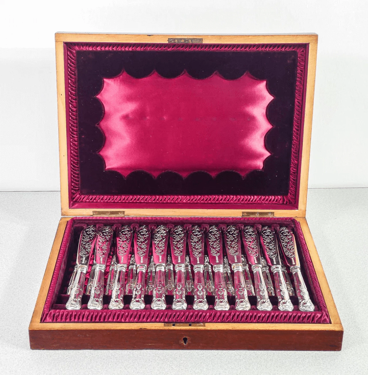 24 Silverplate fish cutlery with wooden case, 19th century 10