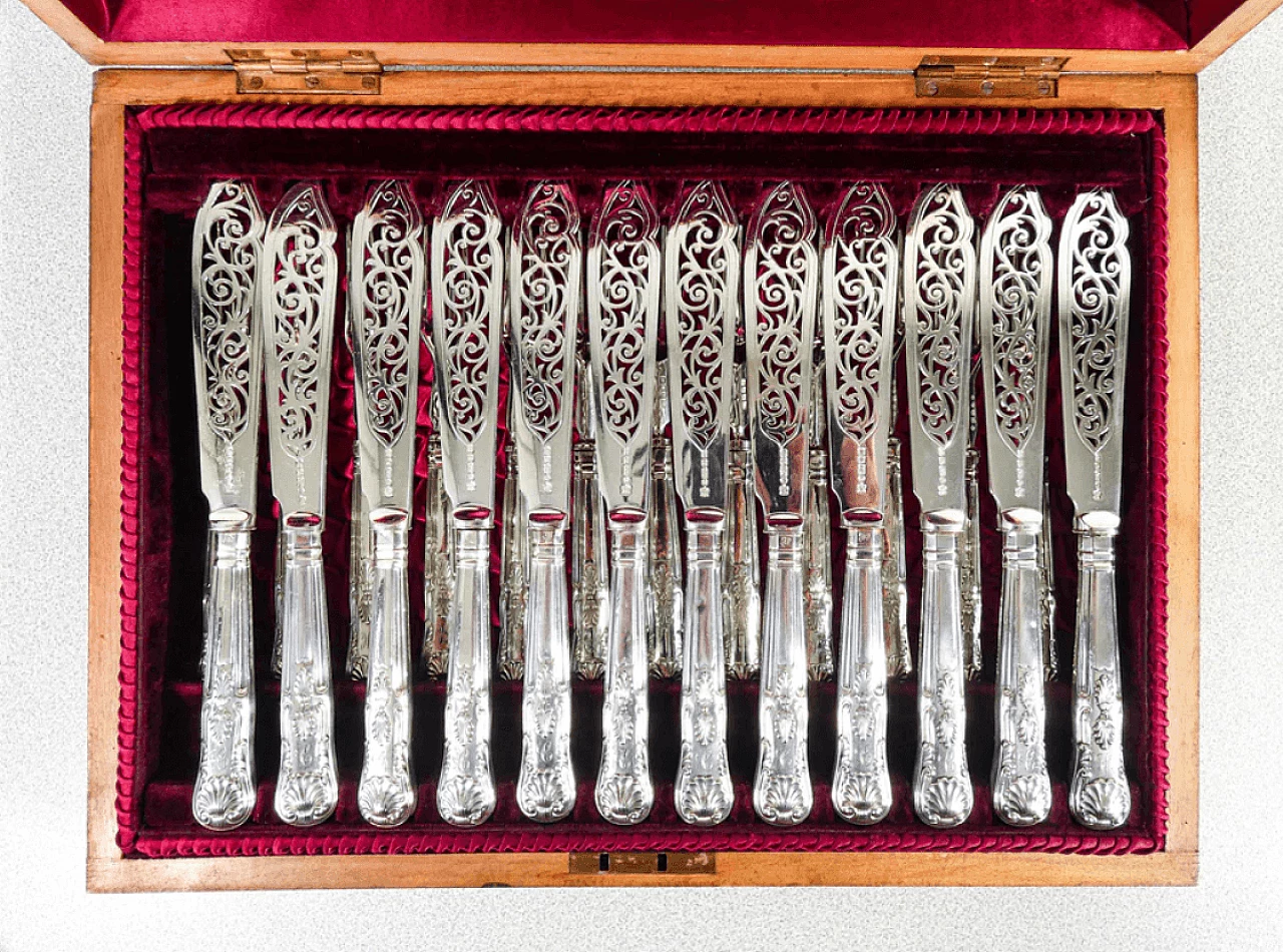 24 Silverplate fish cutlery with wooden case, 19th century 11