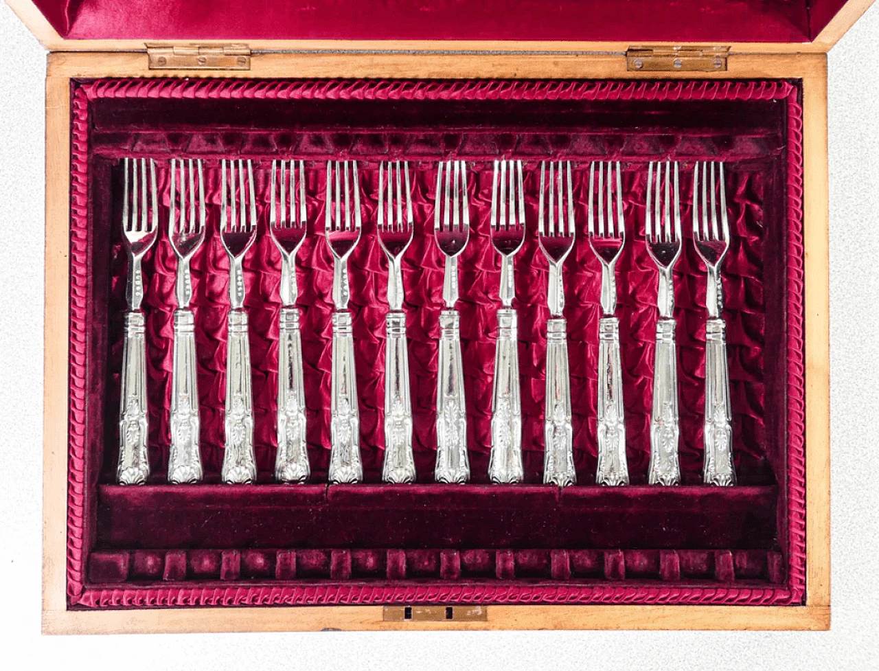 24 Silverplate fish cutlery with wooden case, 19th century 12