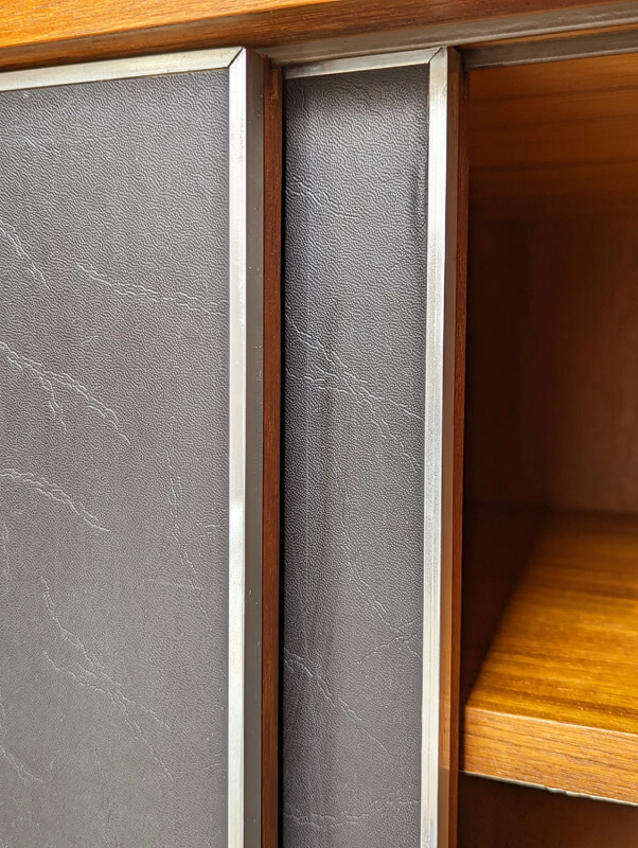 Credenza in legno di teak e skai nero di G. Coslin per 3V Arredamenti, anni '60 1