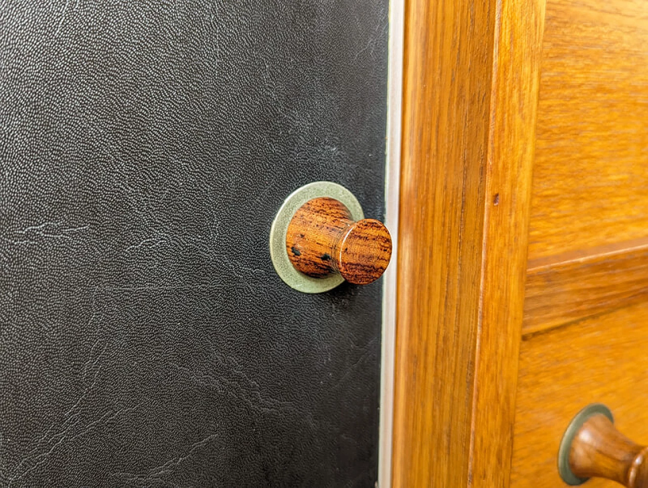 Credenza in legno di teak e skai nero di G. Coslin per 3V Arredamenti, anni '60 2