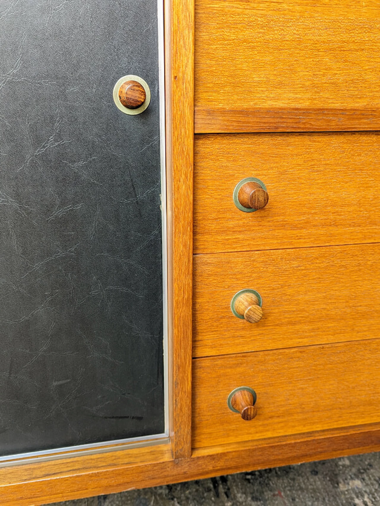 Credenza in legno di teak e skai nero di G. Coslin per 3V Arredamenti, anni '60 3