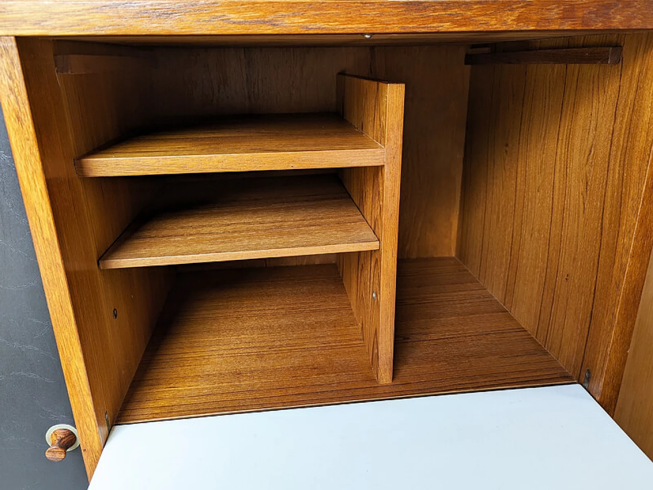 Credenza in legno di teak e skai nero di G. Coslin per 3V Arredamenti, anni '60 11