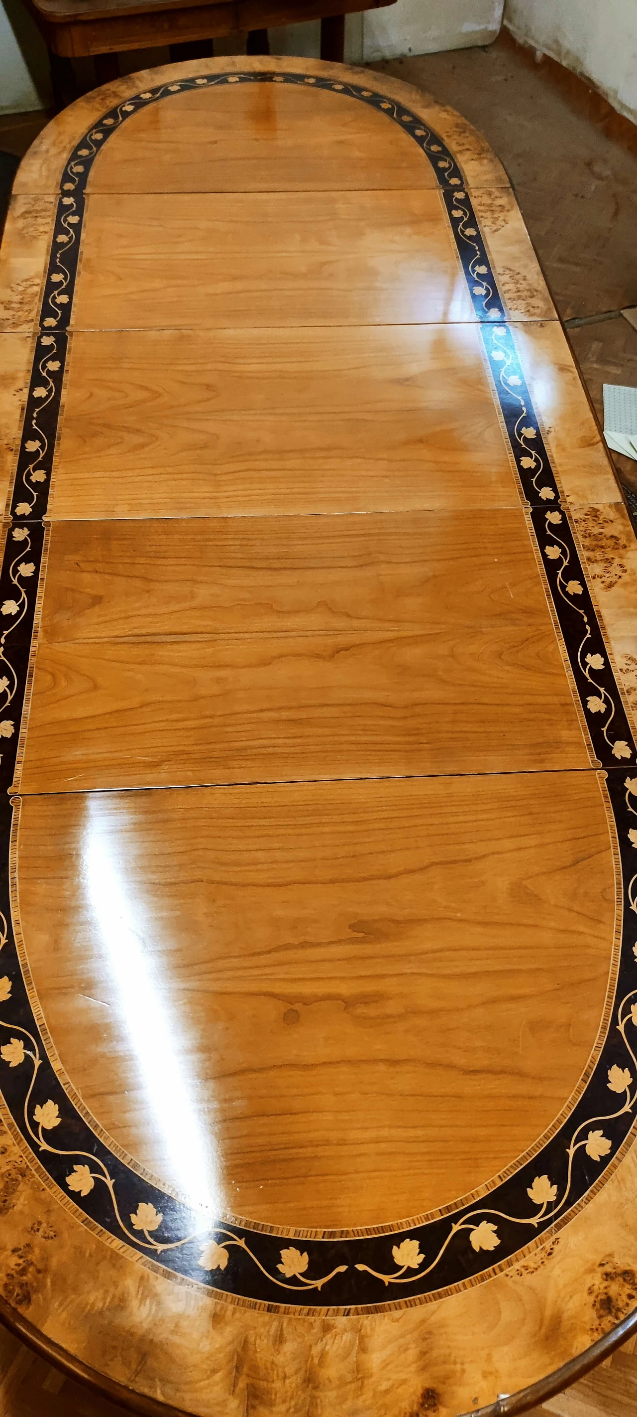 Tavolo allungabile in ciliegio con intarsi in ebano e radica di noce, inizio '900 5