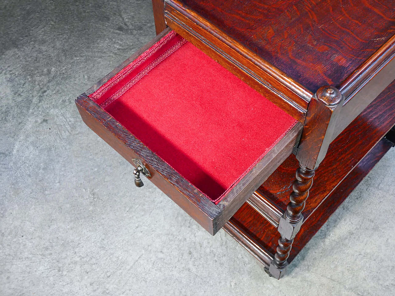 Etagere a tre ripiani in legno di rovere con cassettino e ruote, '800 4