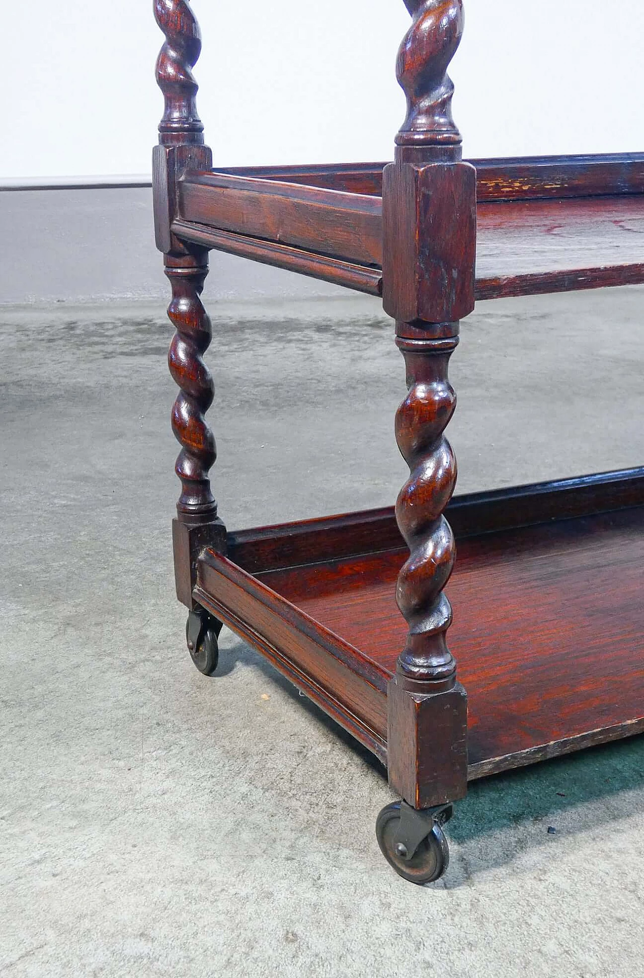 Etagere a tre ripiani in legno di rovere con cassettino e ruote, '800 10