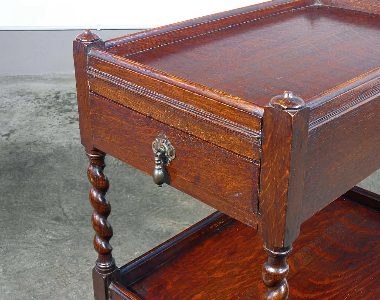 Etagere a tre ripiani in legno di rovere con cassettino e ruote, '800 11