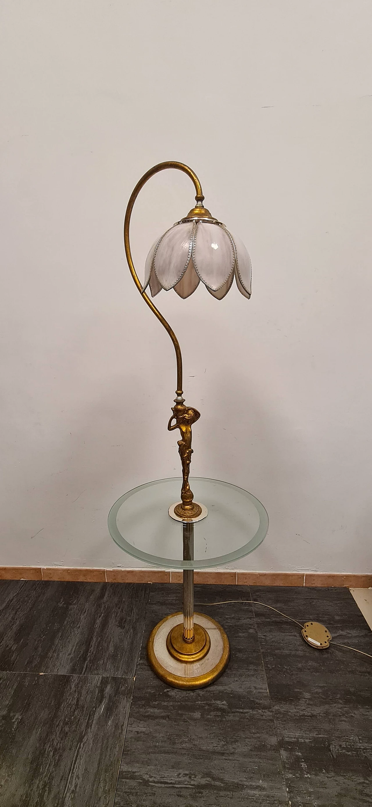 Lampada da terra in vetro e metallo con tavolino e paralume a tulipano, anni '80 1