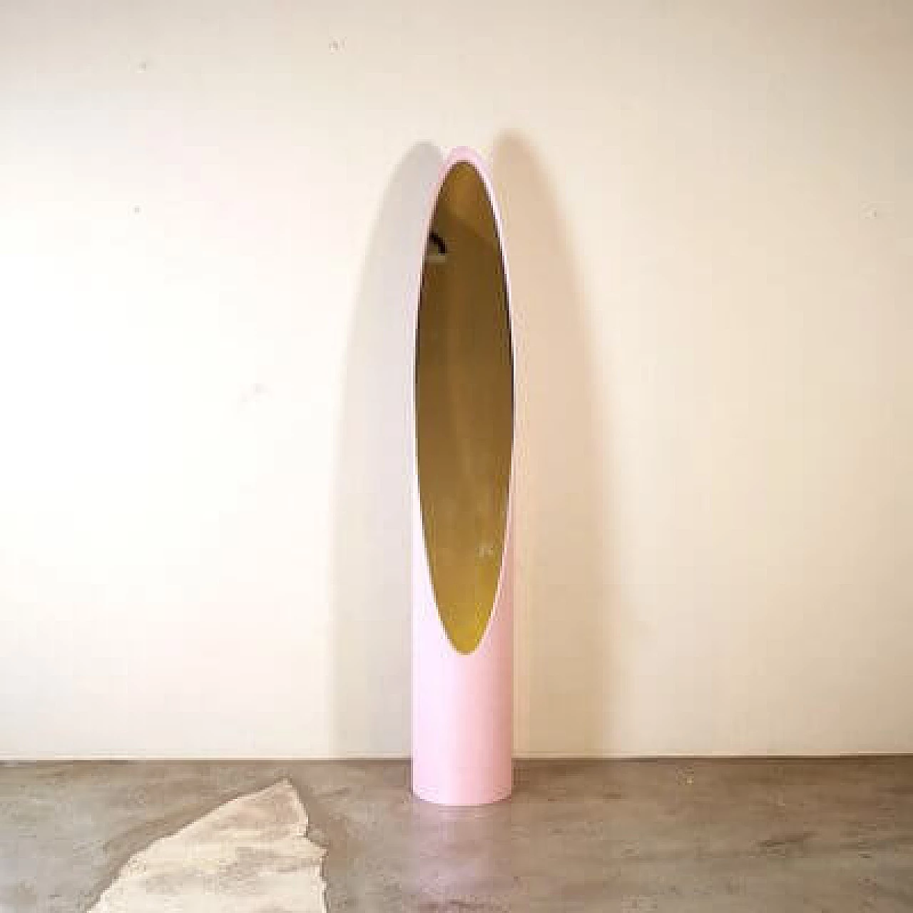 Specchio Unghia in legno curvo rosa di Rodolfo Benetto, anni '60 2