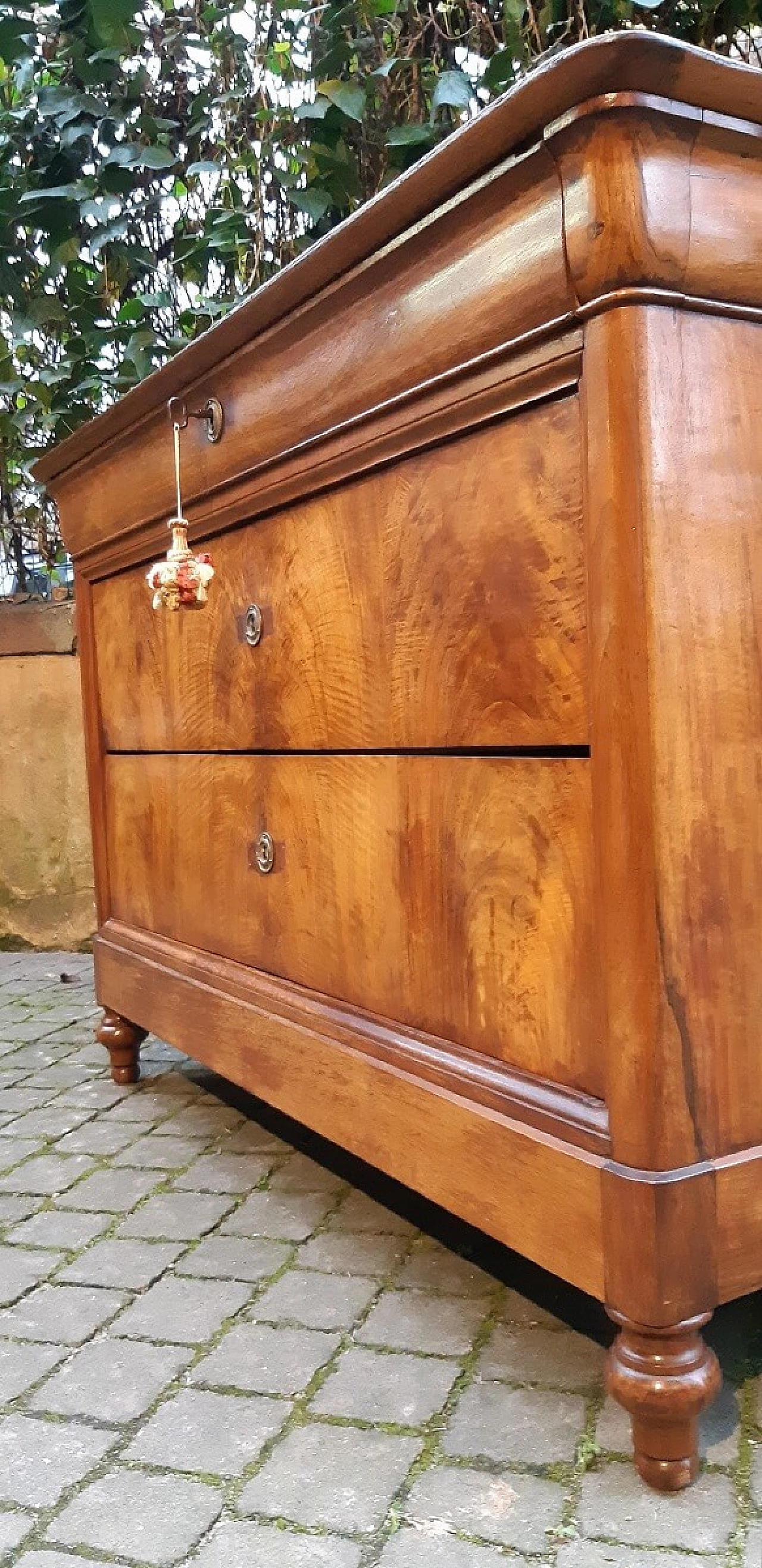 Emilian Louis Philippe walnut Capuchin dresser, 19th century 4