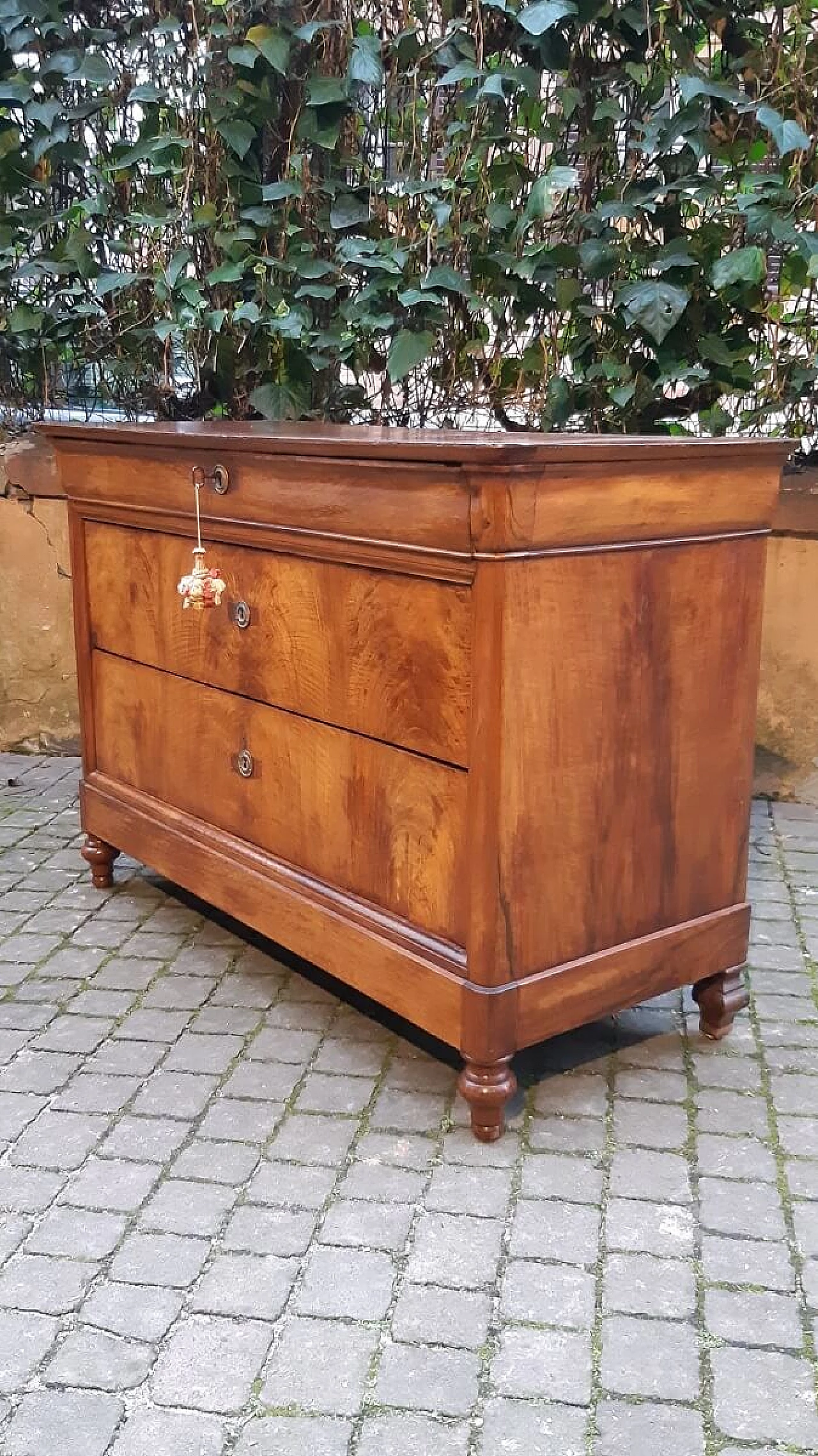 Emilian Louis Philippe walnut Capuchin dresser, 19th century 5