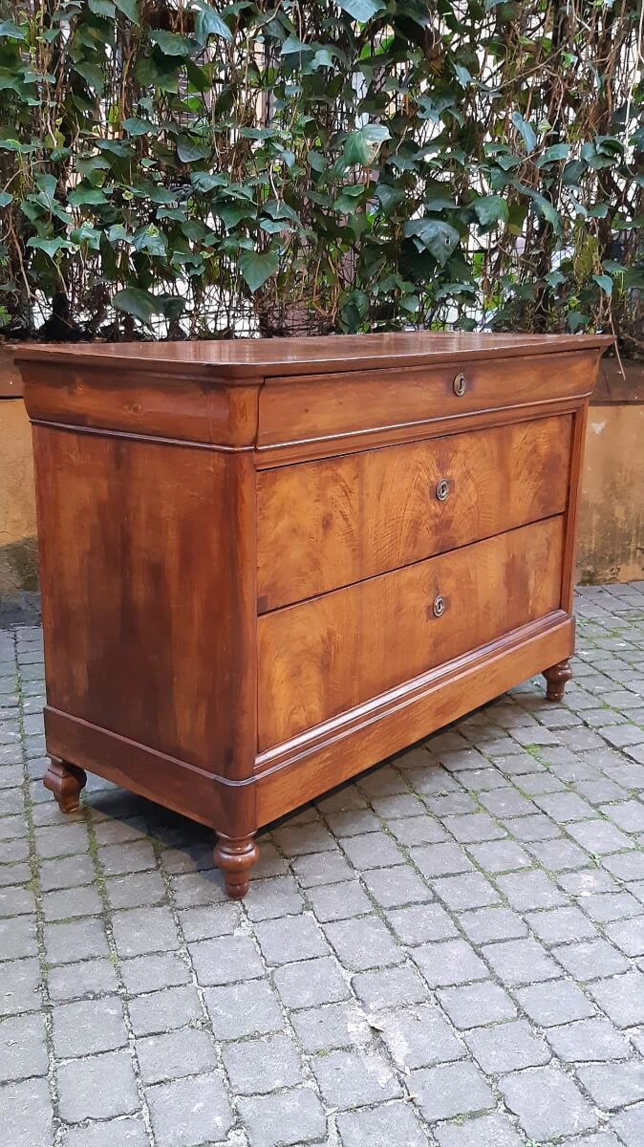 Emilian Louis Philippe walnut Capuchin dresser, 19th century 8