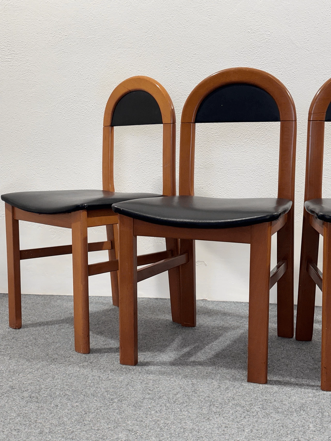 4 Sedie in legno ed ecopelle nera, anni '60 1