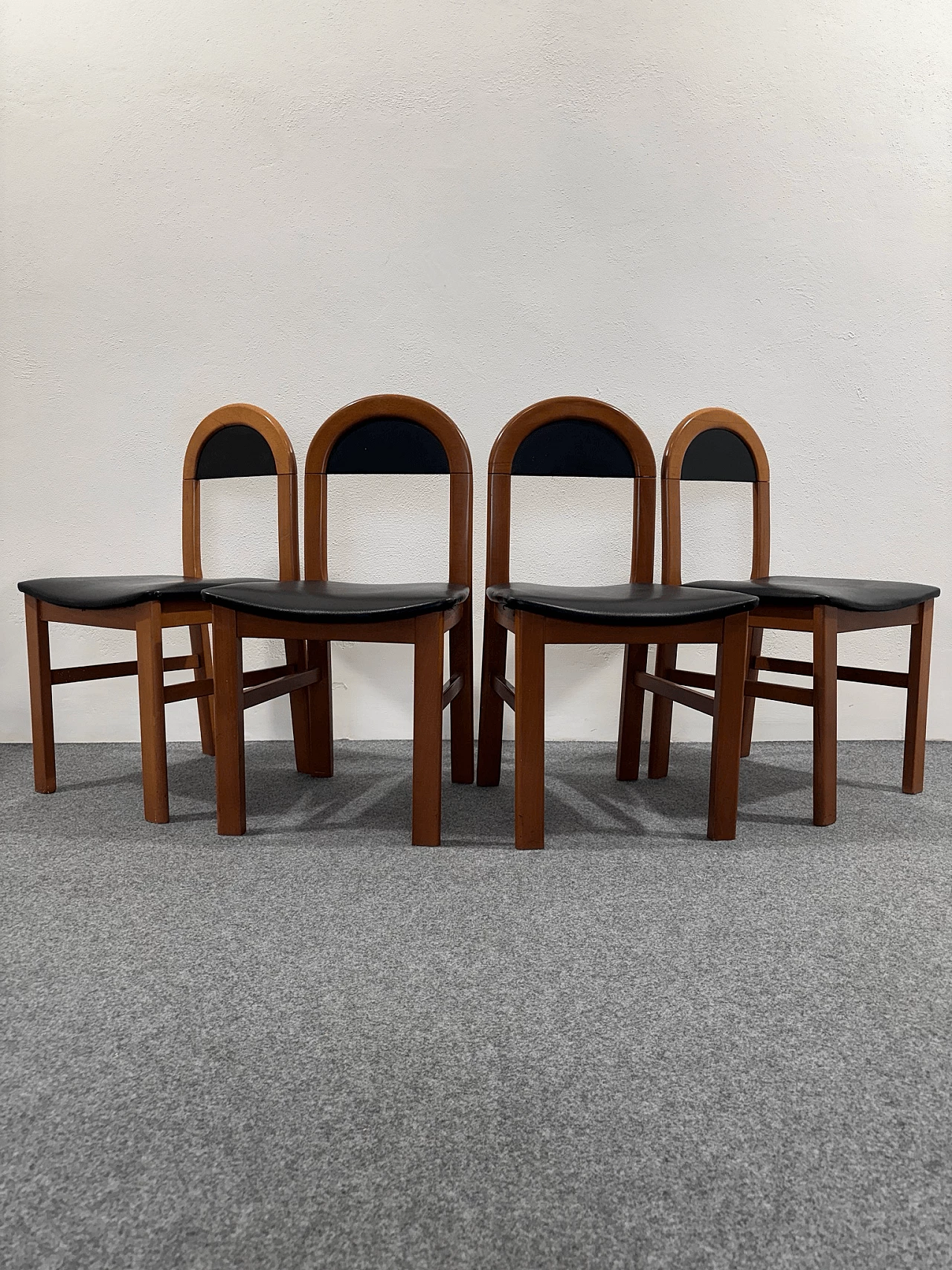 4 Sedie in legno ed ecopelle nera, anni '60 2