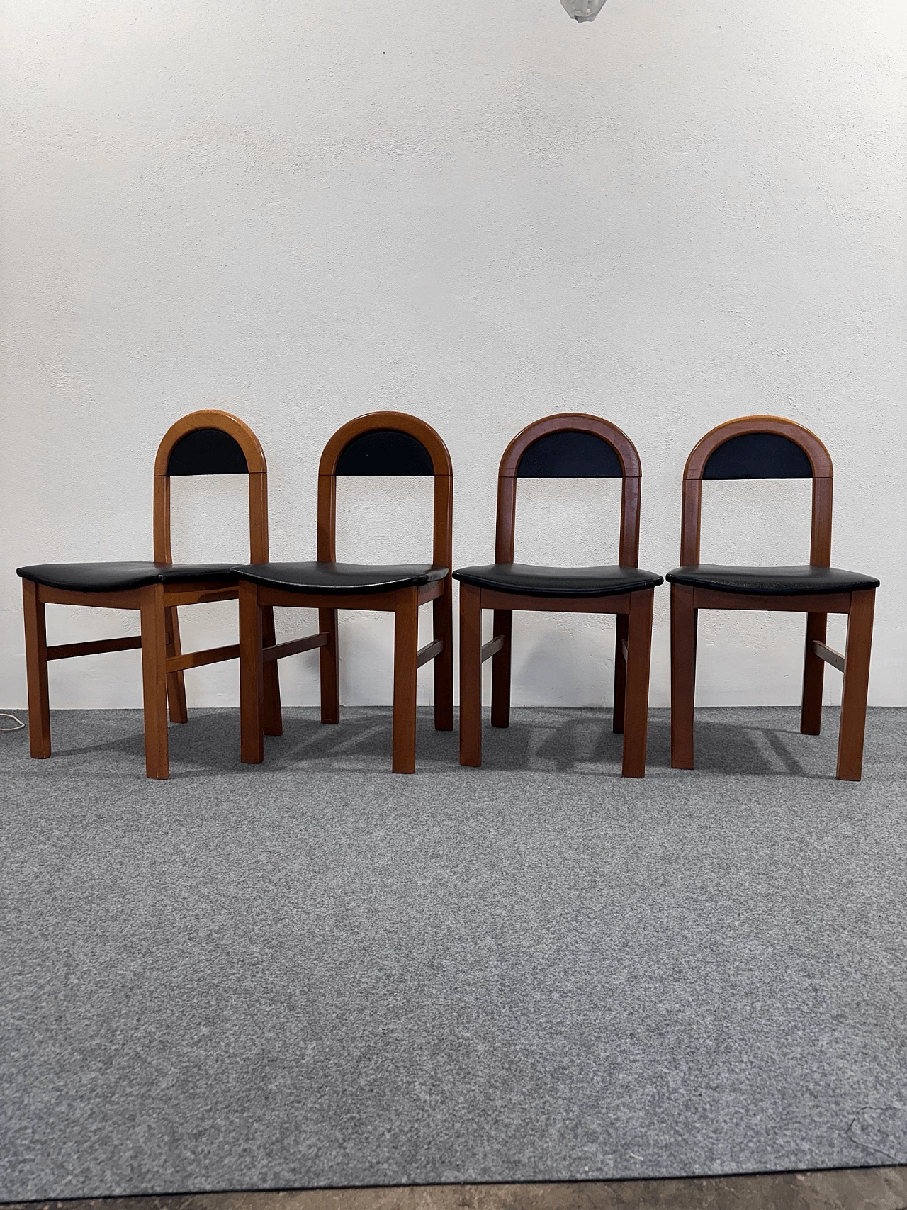 4 Sedie in legno ed ecopelle nera, anni '60 3