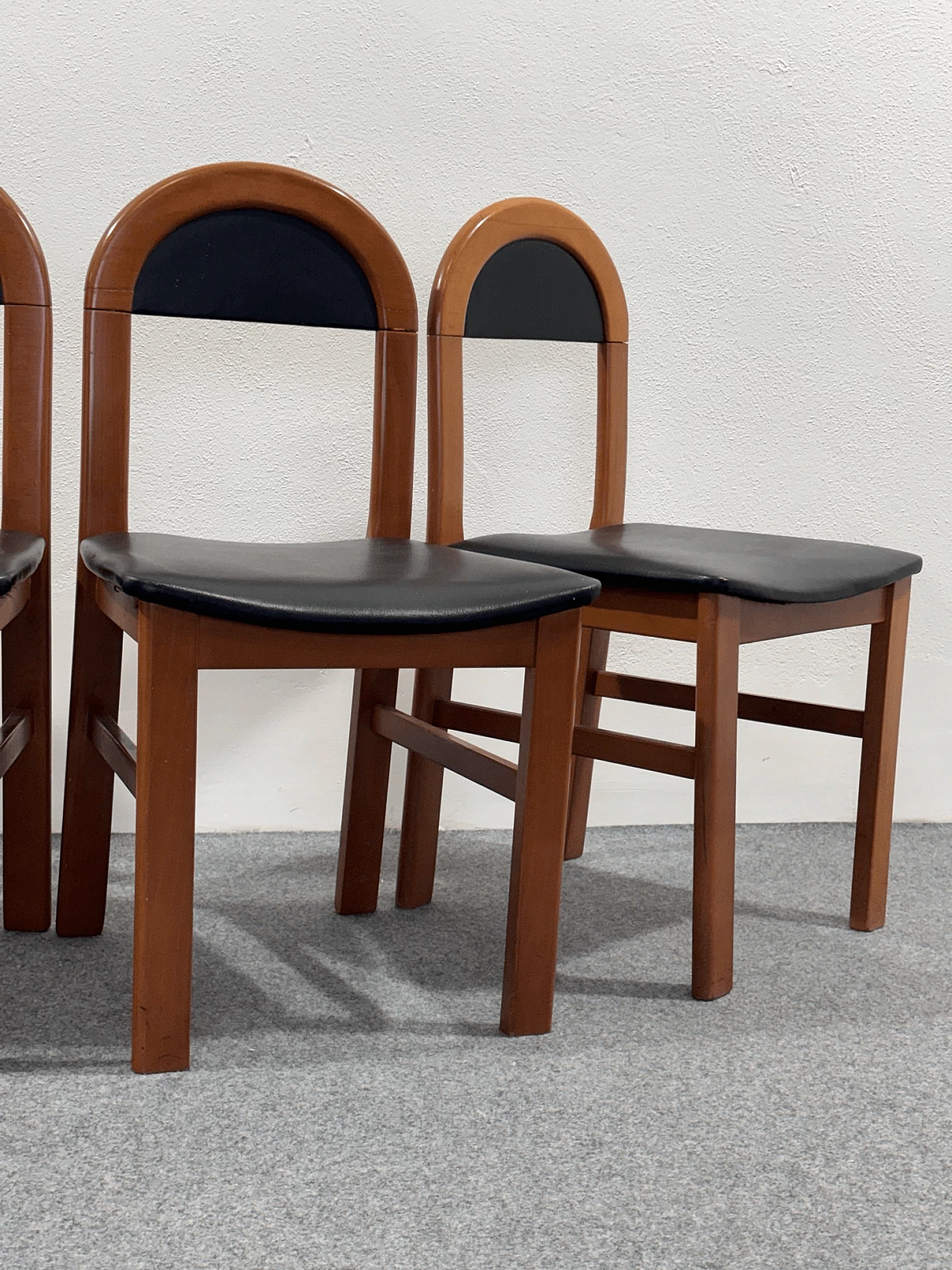 4 Sedie in legno ed ecopelle nera, anni '60 5
