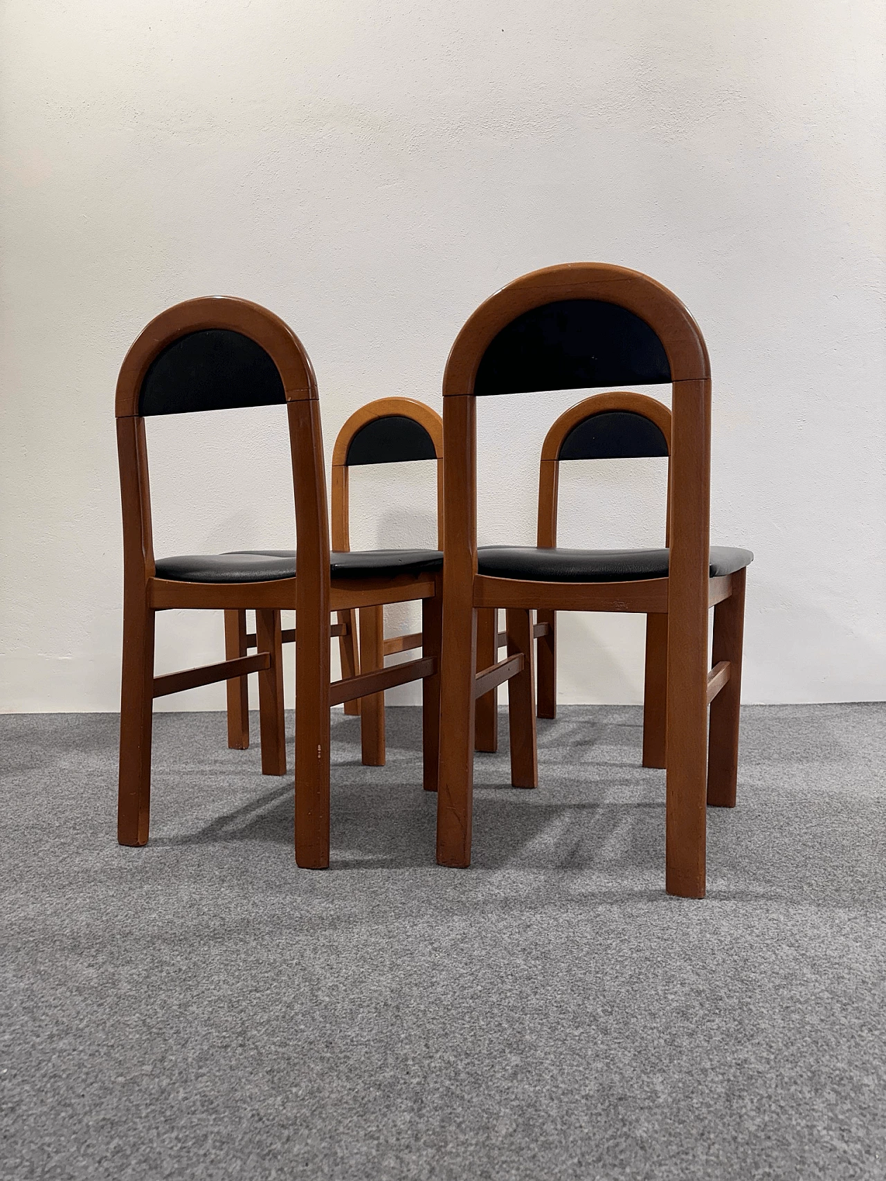 4 Sedie in legno ed ecopelle nera, anni '60 7