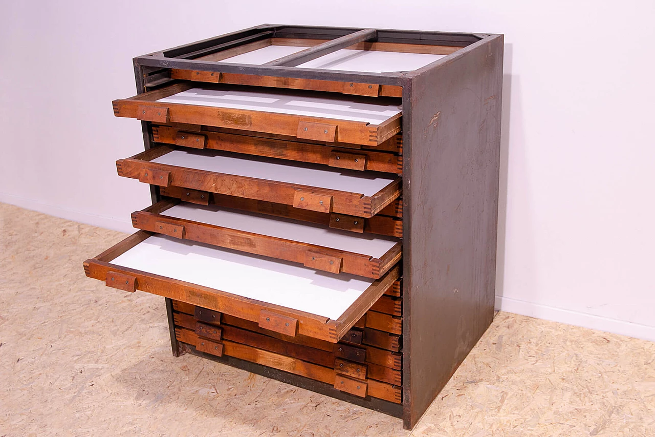 Cassettiera industriale cecoslovacca in legno e ferro, anni '70 13