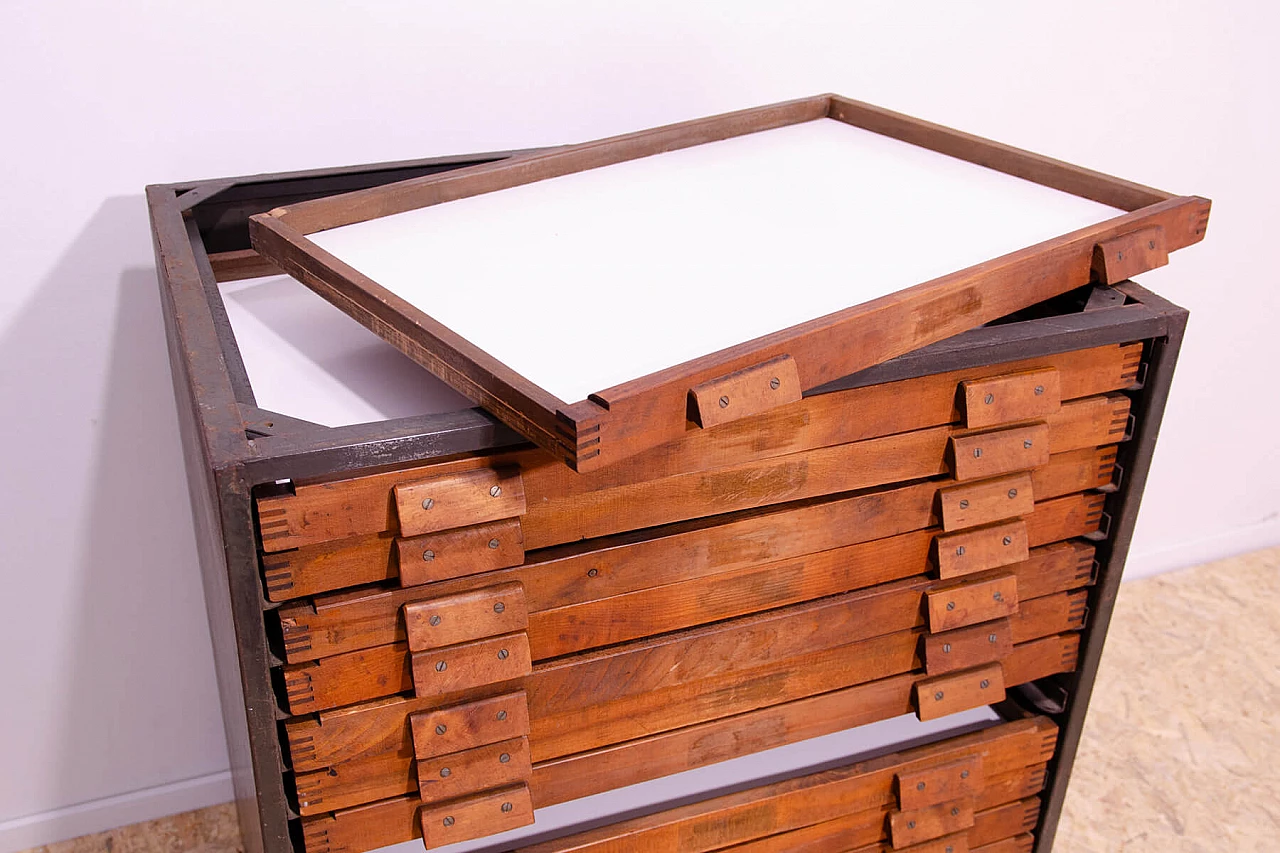 Cassettiera industriale cecoslovacca in legno e ferro, anni '70 14