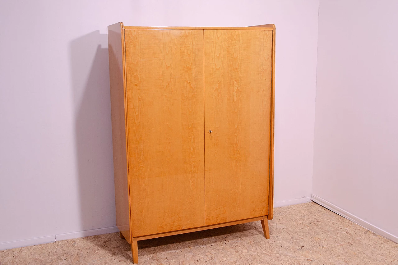 Armadio in faggio di František Jirák per Tatra Nábytok, anni '60 3