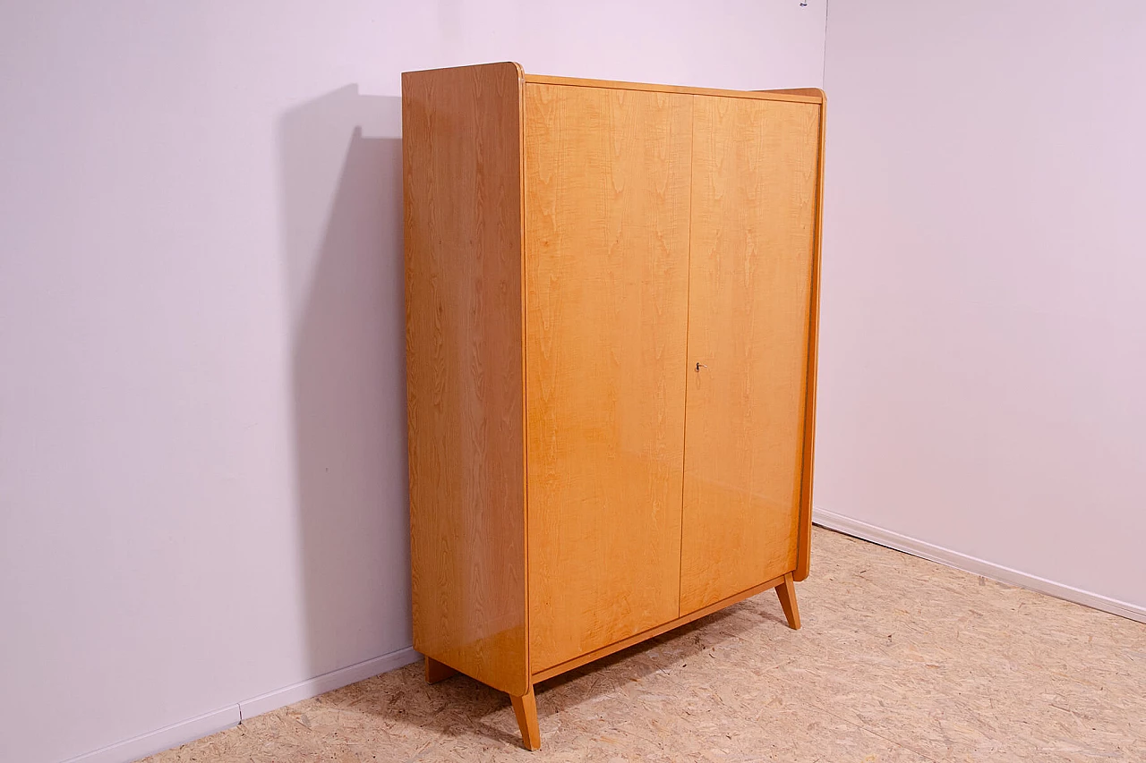 Armadio in faggio di František Jirák per Tatra Nábytok, anni '60 4