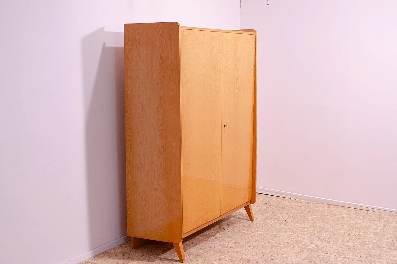 Armadio in faggio di František Jirák per Tatra Nábytok, anni '60 5