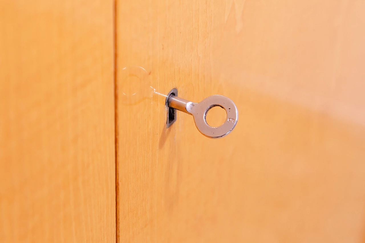 Armadio in faggio di František Jirák per Tatra Nábytok, anni '60 10