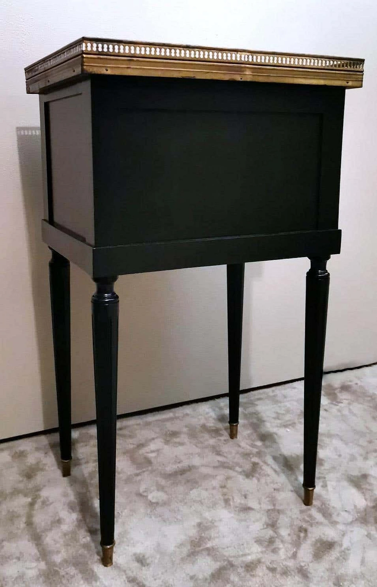 Comodino in legno nero a due cassetti con piano in marmo in stile Napoleone III, fine '800 7