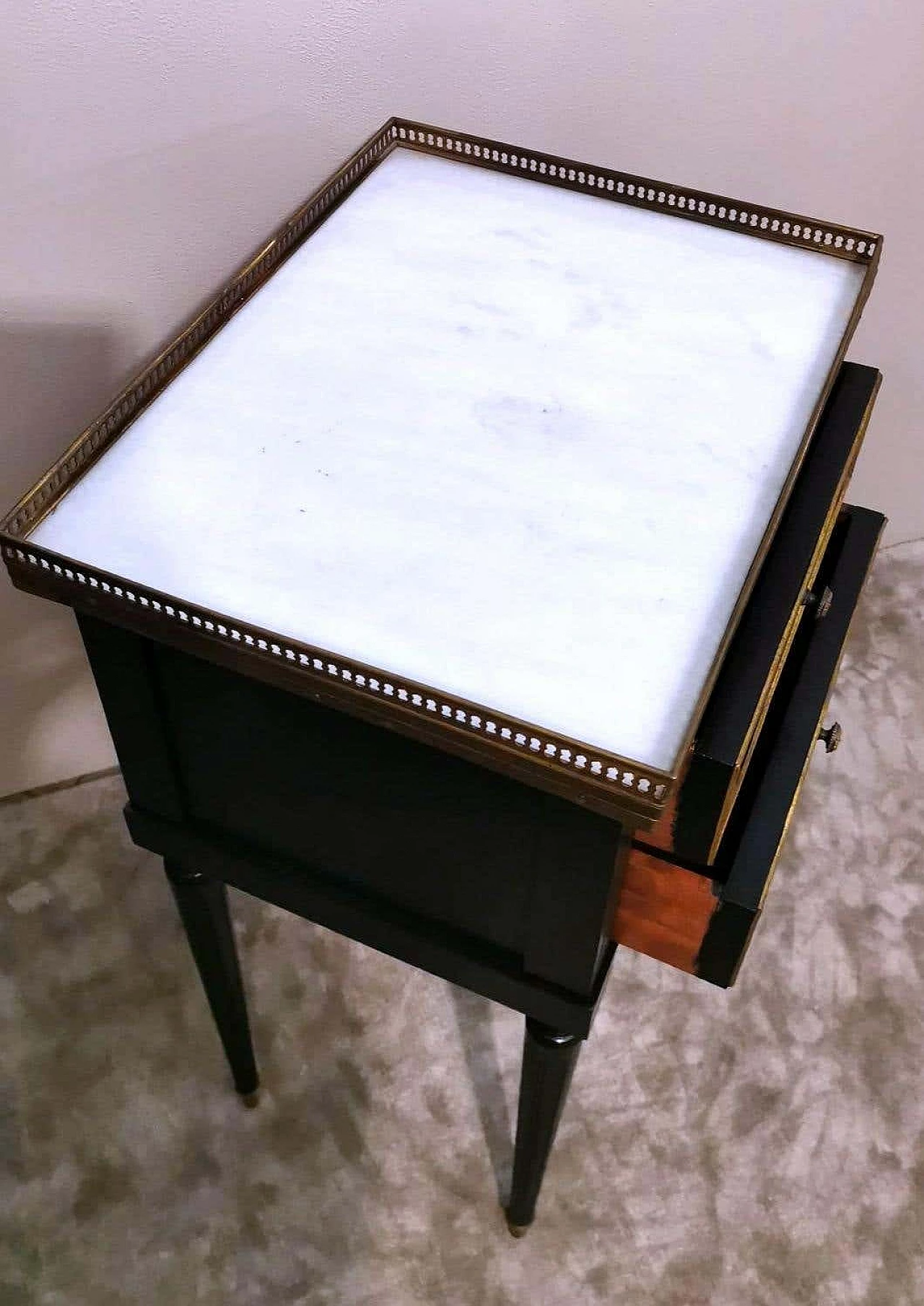 Comodino in legno nero a due cassetti con piano in marmo in stile Napoleone III, fine '800 9