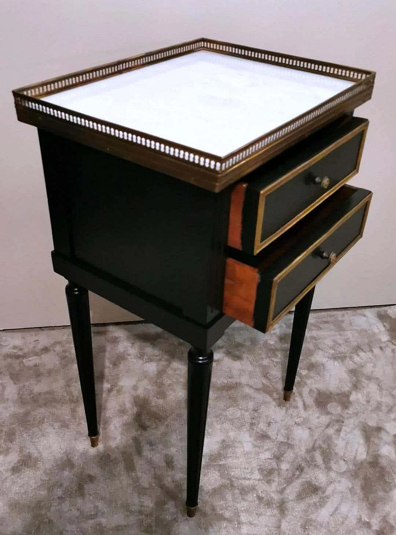 Comodino in legno nero a due cassetti con piano in marmo in stile Napoleone III, fine '800 10