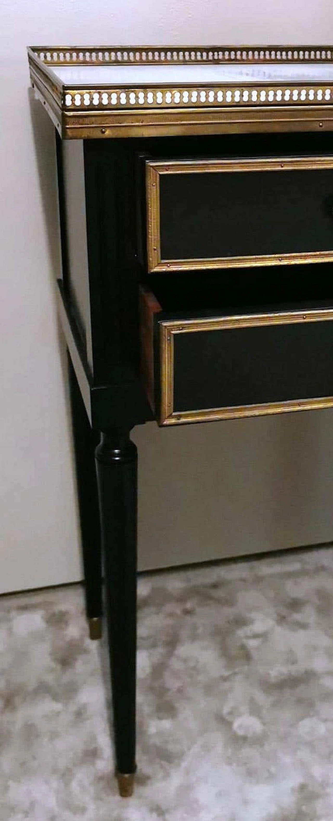 Comodino in legno nero a due cassetti con piano in marmo in stile Napoleone III, fine '800 15