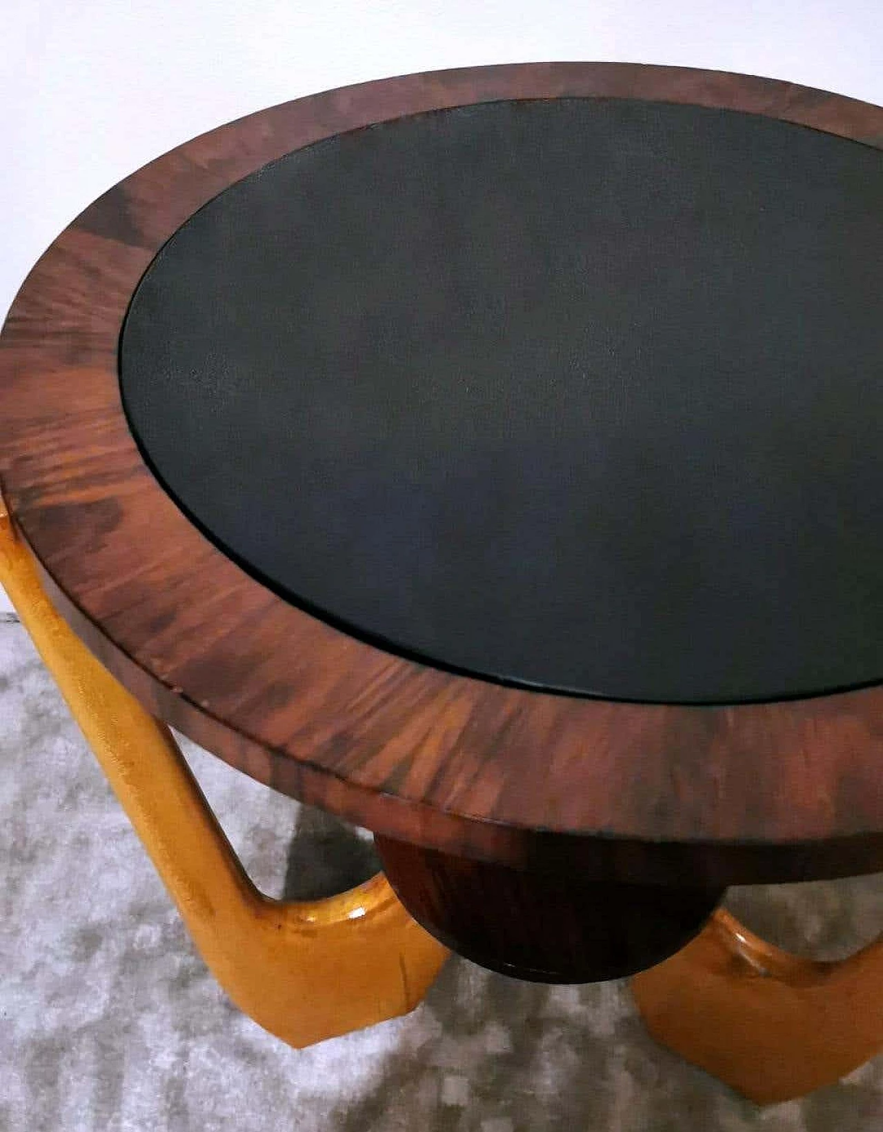 Tavolino rotondo in legno con piano in vetro scuro in stile Art Déco di Paolo Buffa, anni '50 7