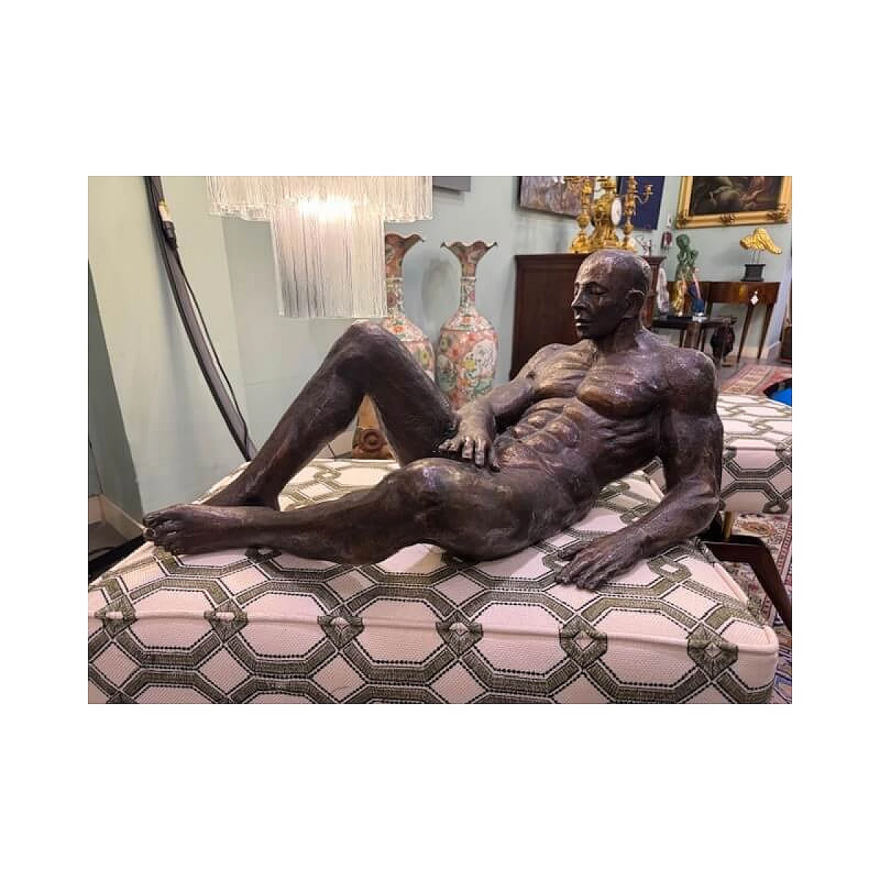 Scultura in bronzo raffigurante figura di uomo disteso, anni '20 2