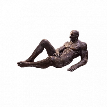 Scultura in bronzo raffigurante figura di uomo disteso, anni '20
