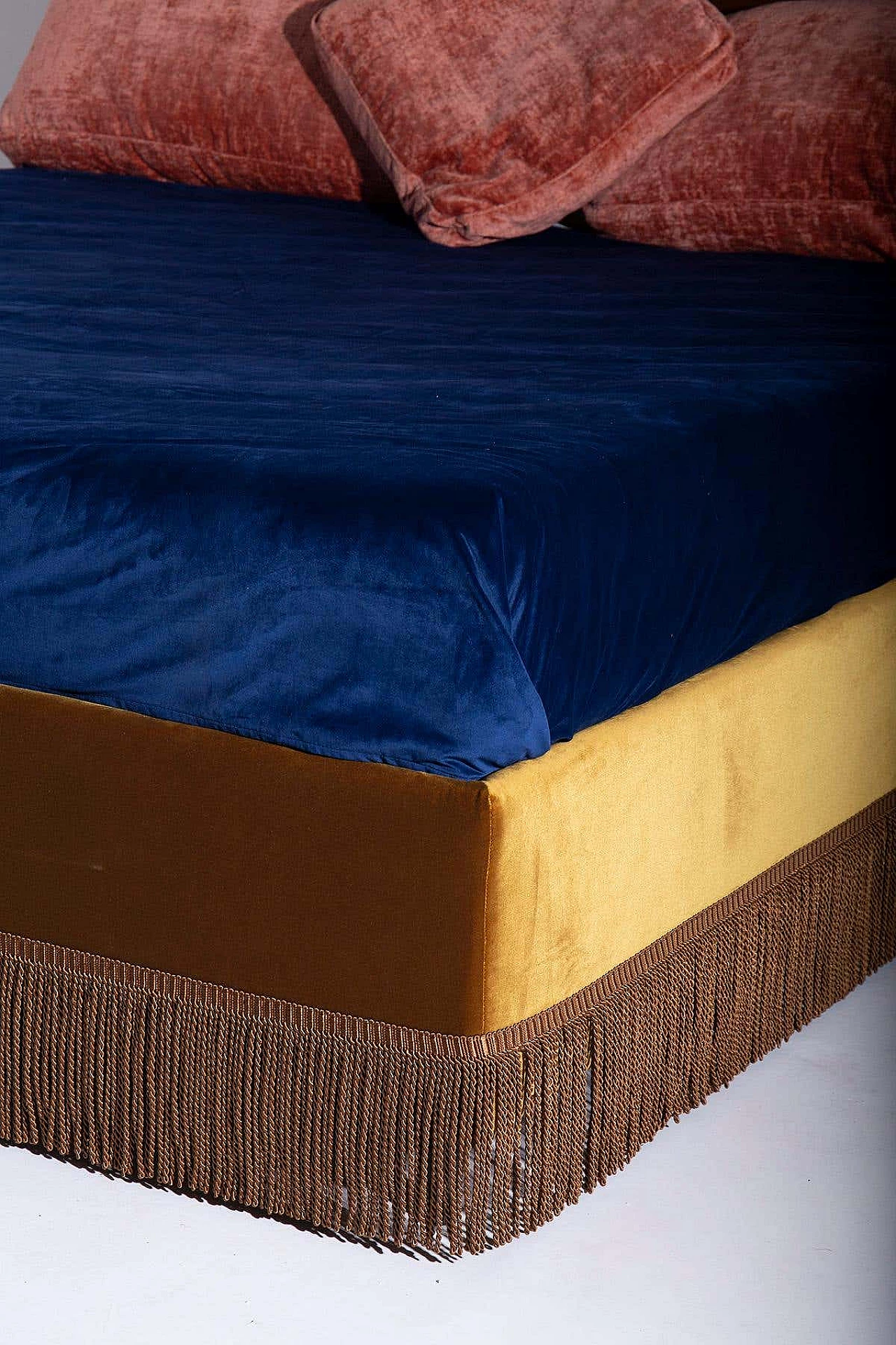 Velvet bed with wooden frame 3