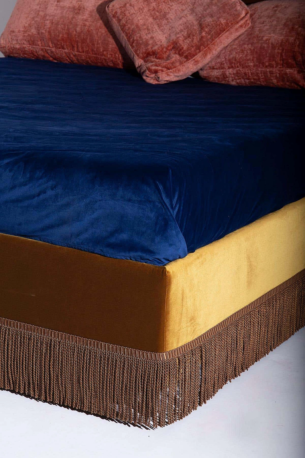 Velvet bed with wooden frame 4