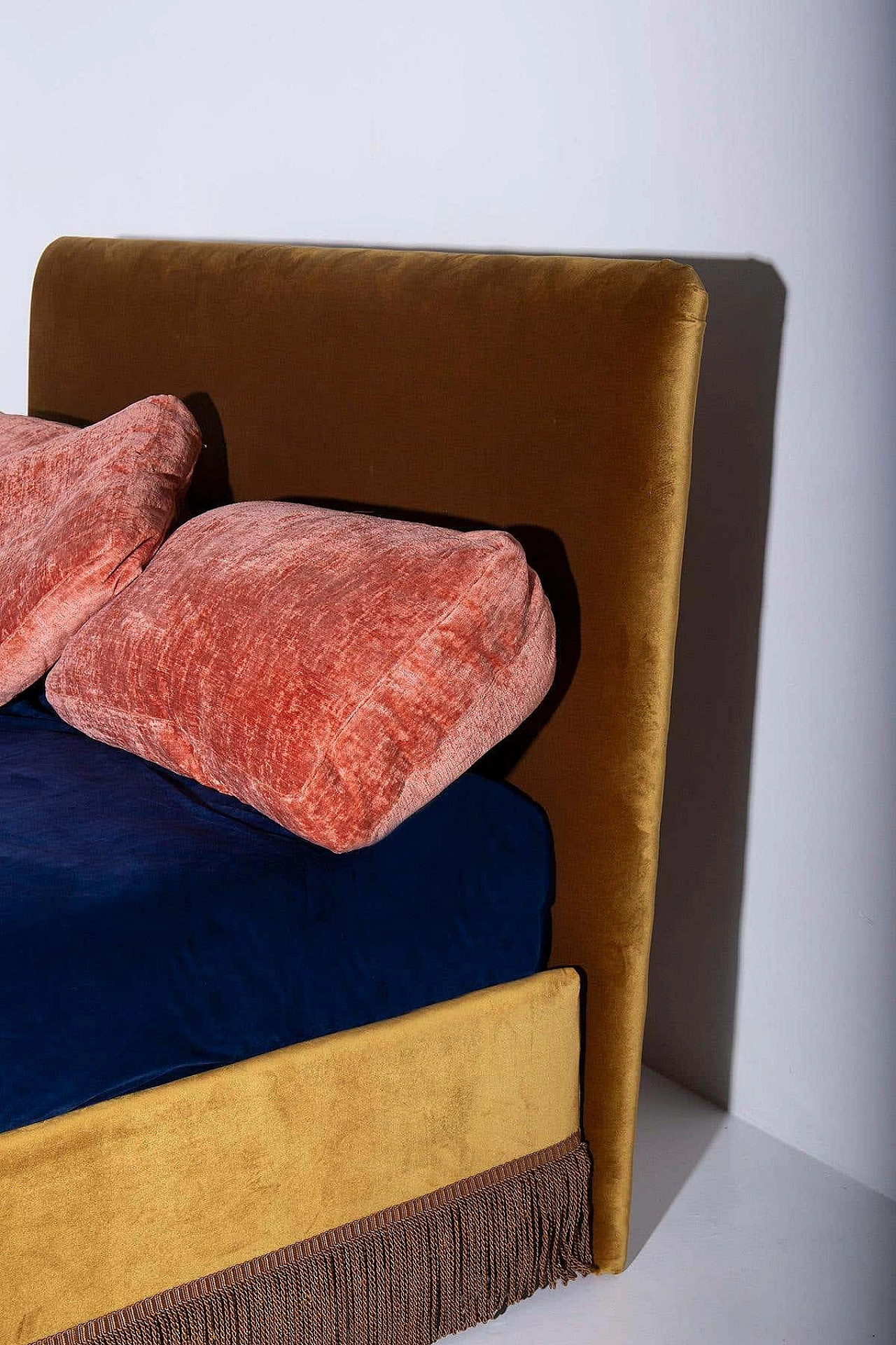 Letto in velluto con struttura in legno 6