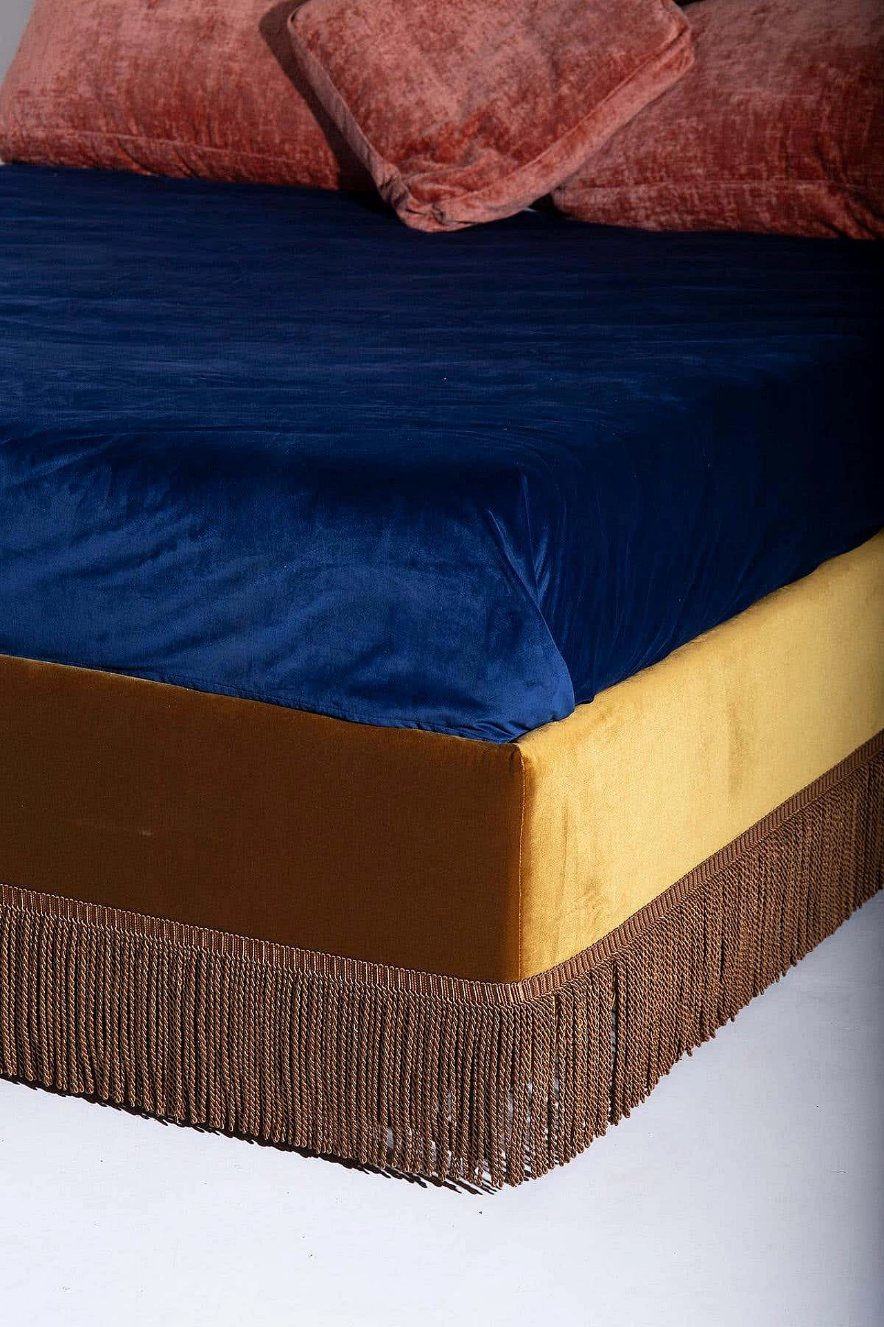 Letto in velluto con struttura in legno 7