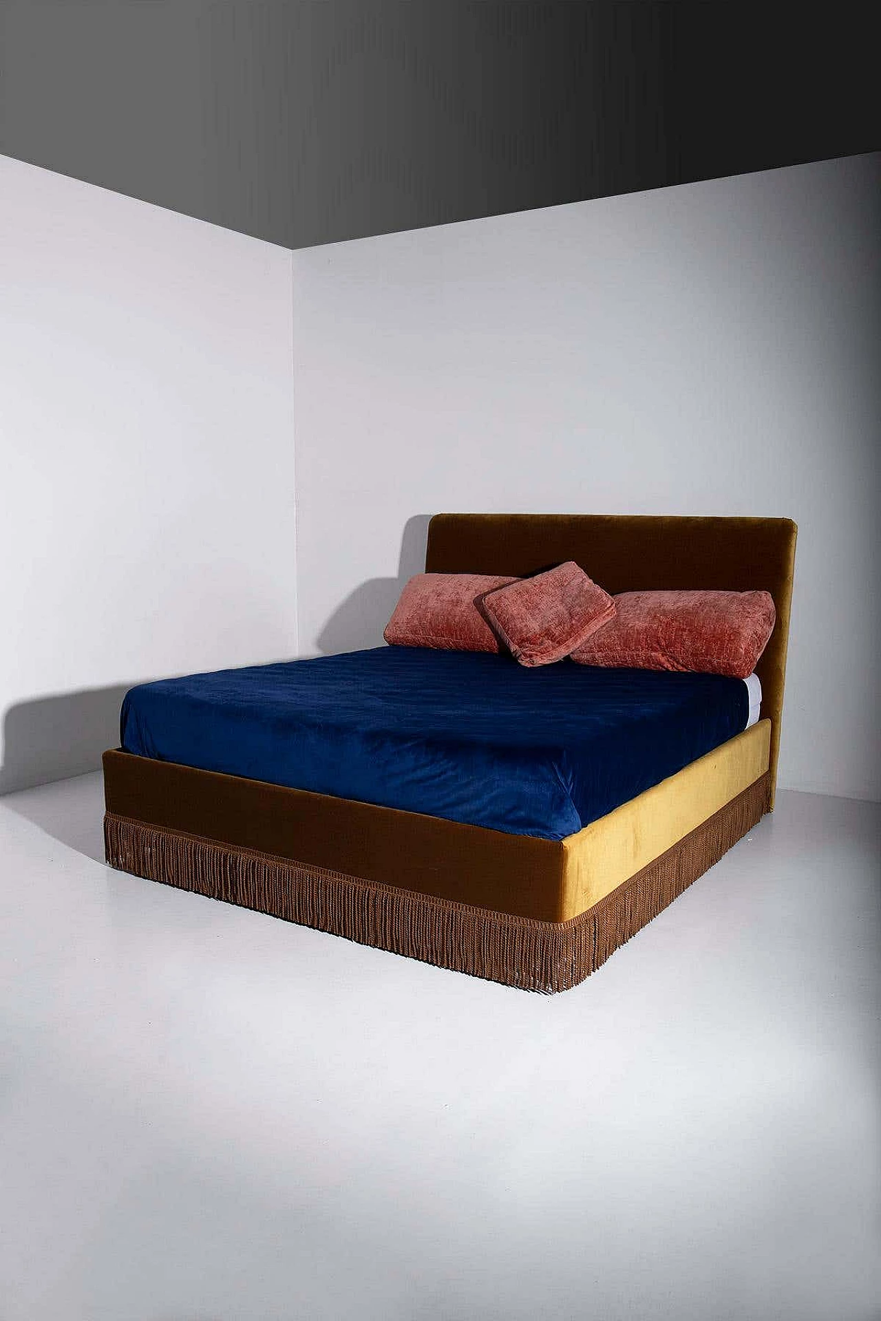 Velvet bed with wooden frame 8