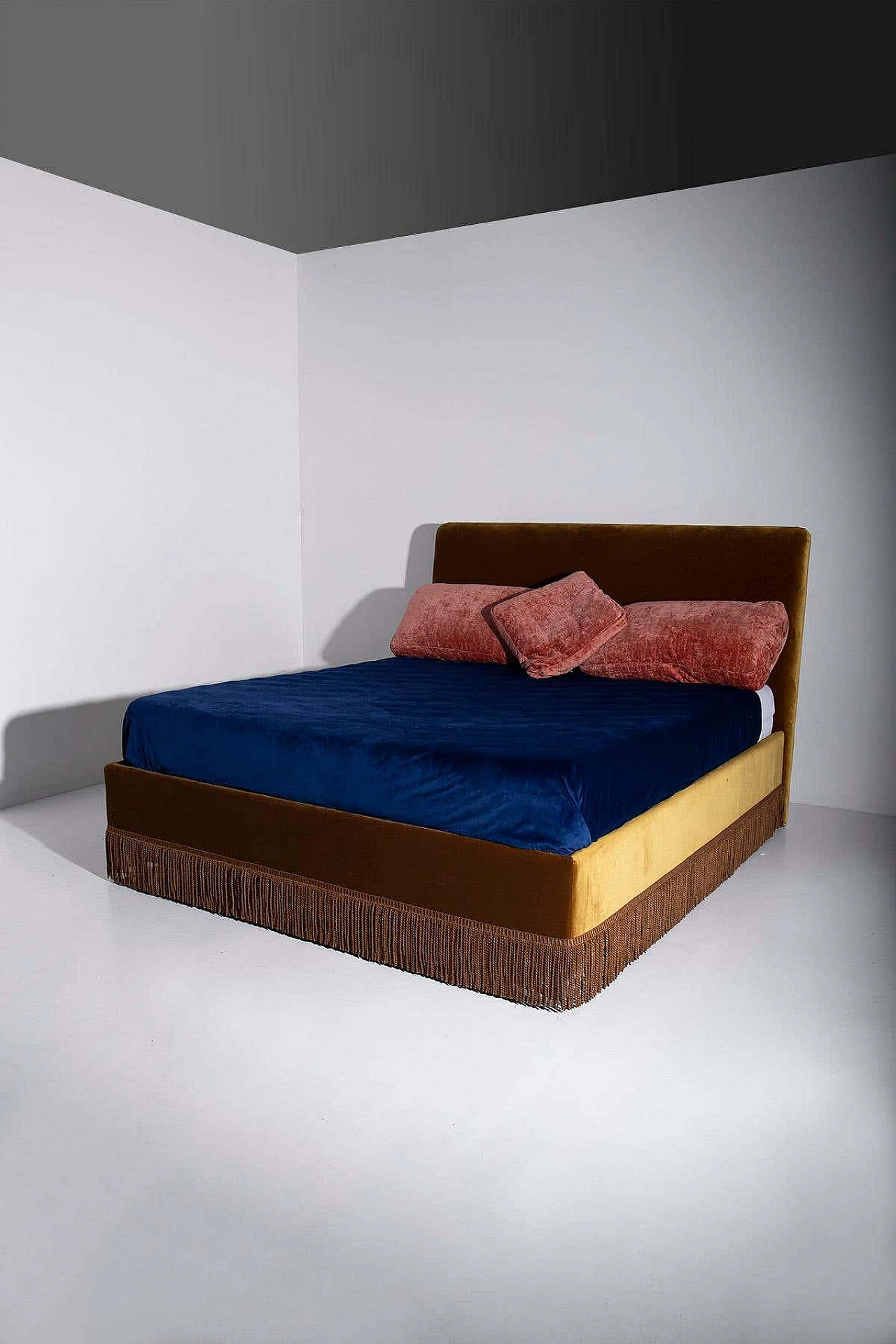 Letto in velluto con struttura in legno 8