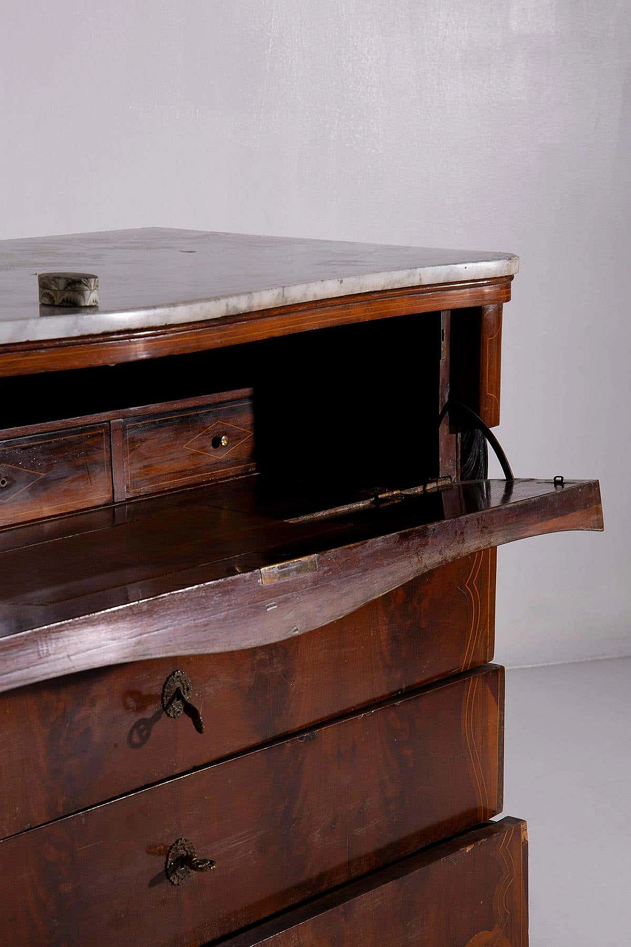 Cassettiera in noce con piano in marmo, fine '700 5